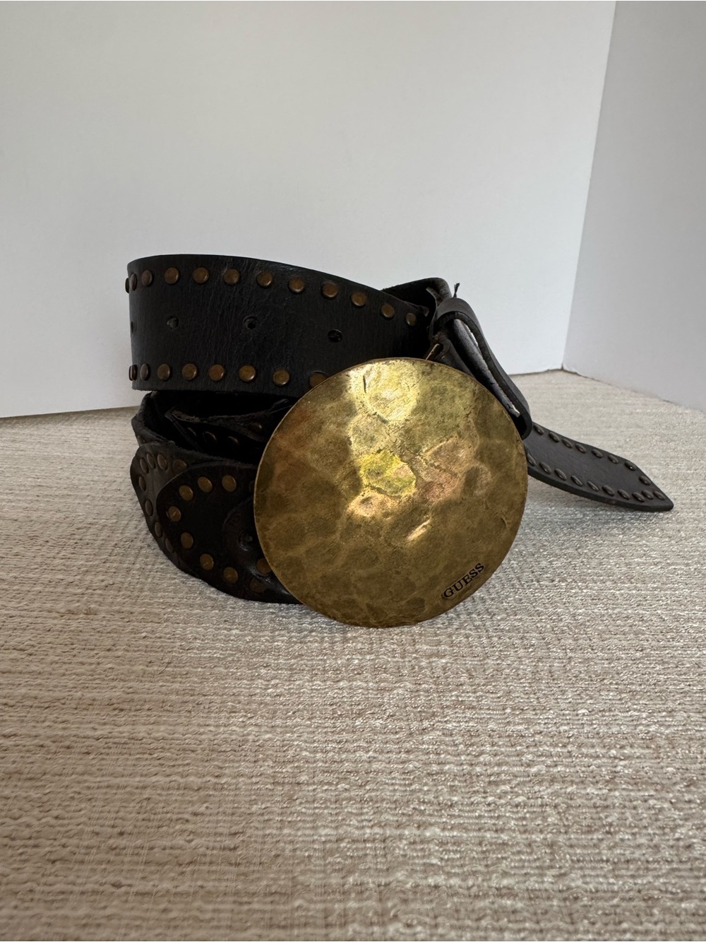 Y2K GUESS Leather Studded Belt Womens L Hammered Brass Disc Buckle Boho Western - Picture 7 of 15